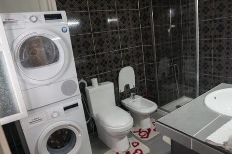 Deluxe Triple Room | Bathroom | Shower, rainfall showerhead, hair dryer, towels