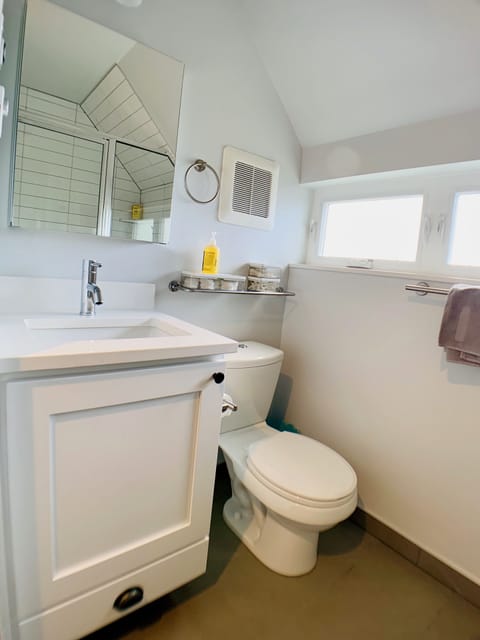 Exclusive Cottage | Bathroom | Shower, towels