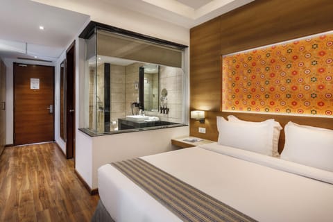 Executive Room with Balcony | Premium bedding, minibar, in-room safe, individually furnished