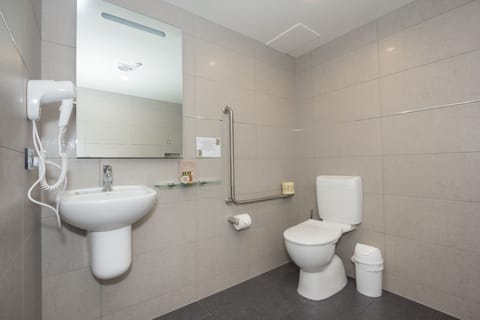 Small Lakeview Studio | Bathroom | Free toiletries, hair dryer, towels