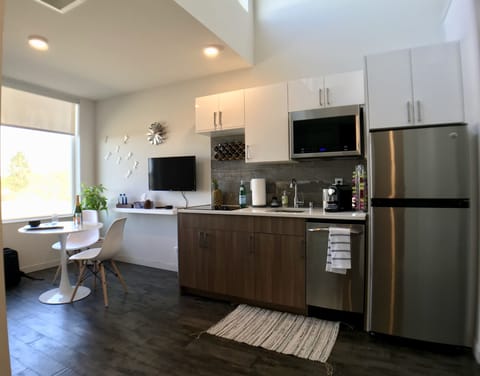 Design Apartment | Private kitchenette | Cookware/dishes/utensils