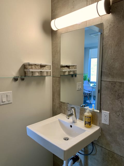 Design Apartment | Bathroom | Combined shower/tub, towels, soap, shampoo