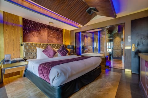 Aqua Suite | Premium bedding, minibar, in-room safe, individually decorated