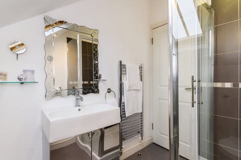 Luxury Apartment | Bathroom | Shower, free toiletries, hair dryer, towels