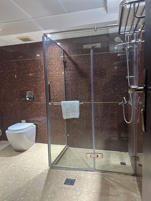 Deluxe Room | Bathroom | Shower, hair dryer, slippers, bidet