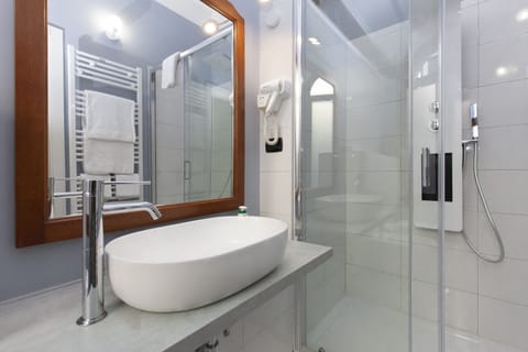 Exclusive Room, 1 King Bed, Canal View | Bathroom | Shower, hydromassage showerhead, free toiletries, hair dryer