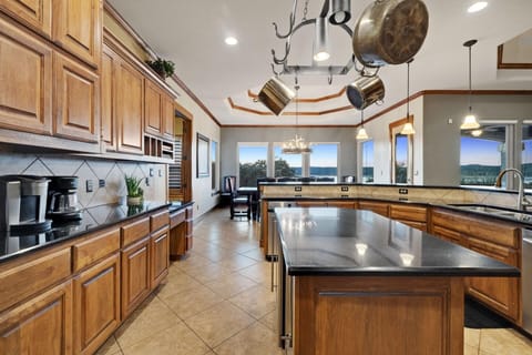 Well equipped kitchen for your cooking needs! 