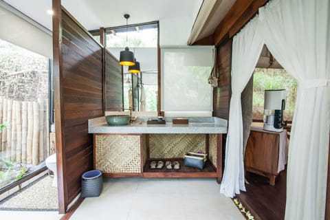 Deluxe Tent | Bathroom sink