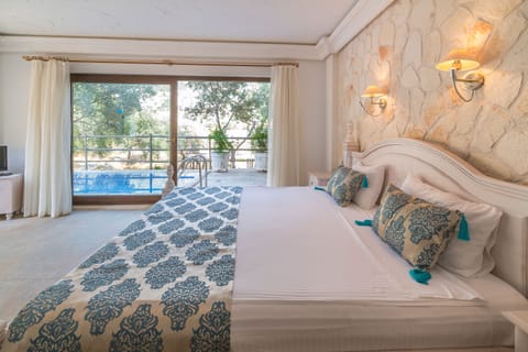 Deluxe Room, Private Pool, Courtyard Area | Minibar, iron/ironing board, free WiFi, bed sheets