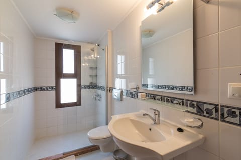 Suite, Sea View | Bathroom | Shower, rainfall showerhead, free toiletries, hair dryer