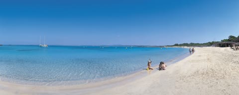 Beach nearby, sun loungers, beach towels