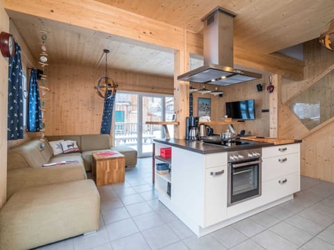 Chalet | Private kitchen | Microwave, stovetop, coffee/tea maker