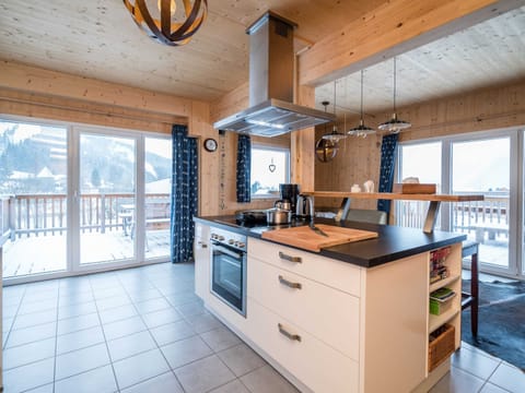 Chalet | Private kitchen | Microwave, stovetop, coffee/tea maker