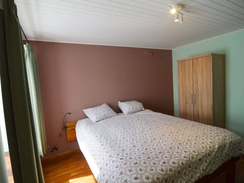 House | 8 bedrooms, individually furnished, bed sheets