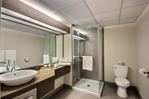Superior Room, 1 Queen Bed | Bathroom | Combined shower/tub, hair dryer, towels