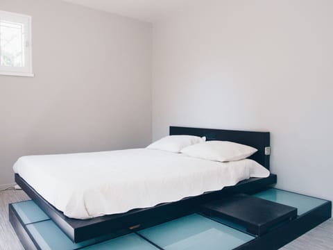 Bedroom with a double bed 