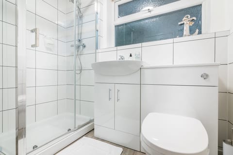 PLATFORM Avenues Apartment 1 | Bathroom | Shower, free toiletries, hair dryer, towels