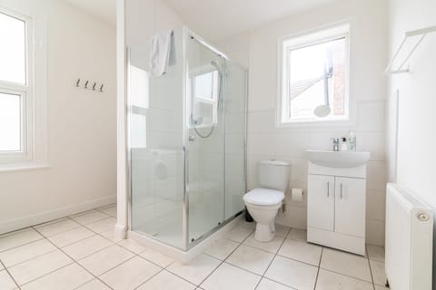 PLATFORM Fishing Quarter Apartment 2 | Bathroom | Shower, free toiletries, hair dryer, towels