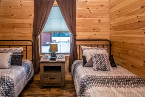 Family Cabin | Free WiFi, bed sheets