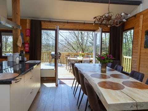 Chalet | Private kitchen | Stovetop, highchair