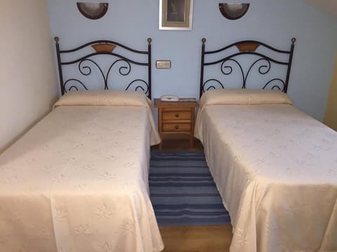 Twin Room | Desk, cribs/infant beds, rollaway beds, free WiFi