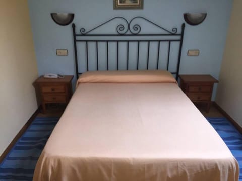 Single Room | Desk, cribs/infant beds, rollaway beds, free WiFi