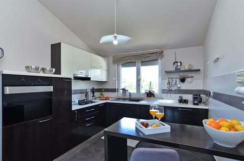 Standard Apartment, 2 Bedrooms (1779/53710) | Private kitchen | Fridge, microwave, stovetop, dishwasher