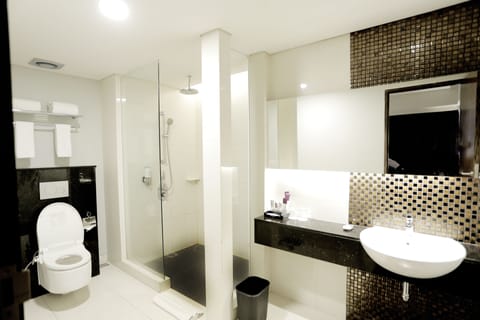 Junior Suite, 1 King Bed | Bathroom | Eco-friendly toiletries, hair dryer, bathrobes, slippers