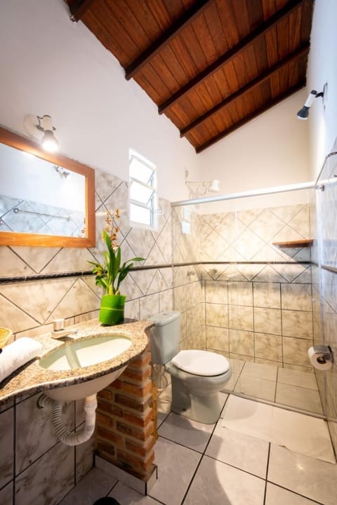 Quarto Triplo | Bathroom | Shower, free toiletries, towels, soap