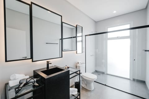 Suite 04 | Bathroom | Shower, free toiletries, hair dryer, bathrobes