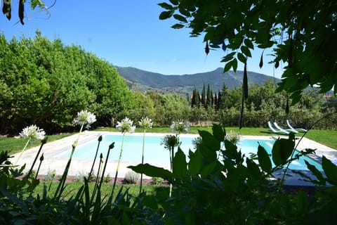The swimming pool with a view of the Verruca castle