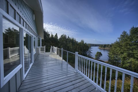Balcony to take in the lake