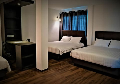 Deluxe Quintuple Room | Blackout drapes, soundproofing, free WiFi, bed sheets