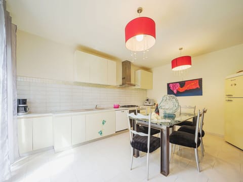 Building, Table, Interior Design, Wood, Flooring, Countertop, Floor, House, Kitchen, Houseplant