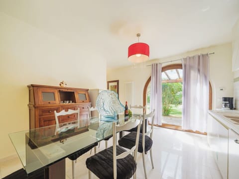 Property, Wood, Building, Window, Bookcase, Interior Design, Shelving, Shelf, Floor, Cabinetry