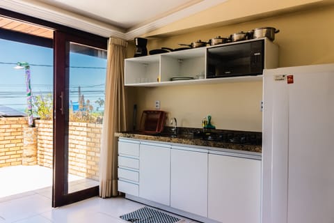 Comfort Apartment | Private kitchenette | Fridge, microwave, stovetop, cookware/dishes/utensils