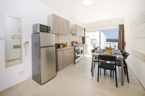 Apartment, 2 Bedrooms (1) | Private kitchen | Full-size fridge, microwave, oven, stovetop