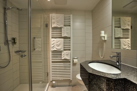 Comfort Double Room | Bathroom | Hair dryer, bathrobes, slippers, heated floors