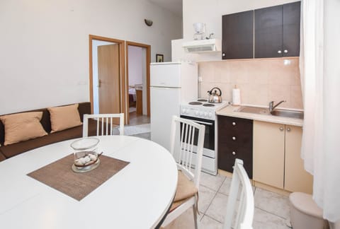 Apartment (A2) | Private kitchen | Stovetop