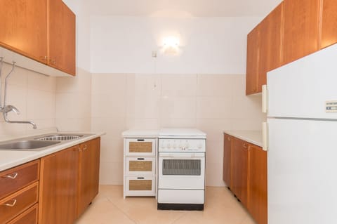 Apartment (A2) | Private kitchen | Fridge, stovetop