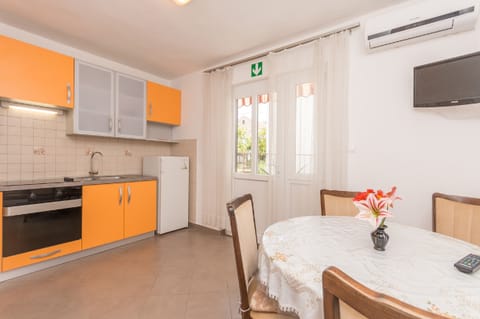 Apartment (A1) | Private kitchen | Fridge, stovetop