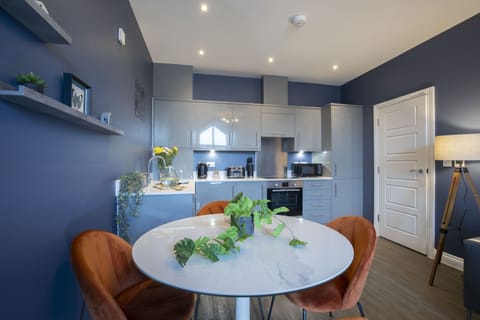 Apartment, 2 Bedrooms | Private kitchen | Fridge, microwave, oven, stovetop