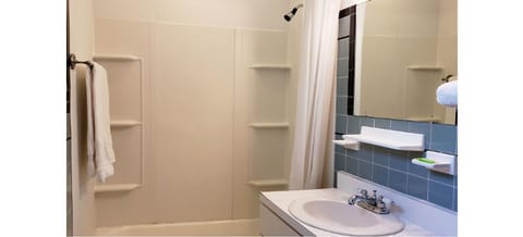 King Room | Bathroom | Combined shower/tub, free toiletries, hair dryer, towels