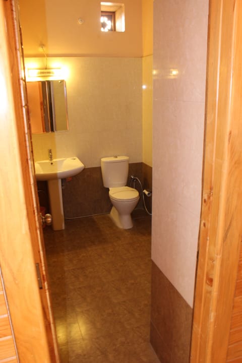 Executive Room | Bathroom | Shower, free toiletries, hair dryer, towels