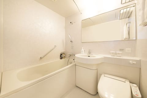 Combined shower/tub, deep soaking tub, free toiletries, slippers