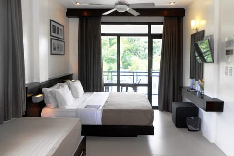 Grand Premier Room | Minibar, in-room safe, individually decorated, individually furnished