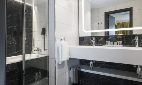 Suite | Bathroom | Hair dryer, towels