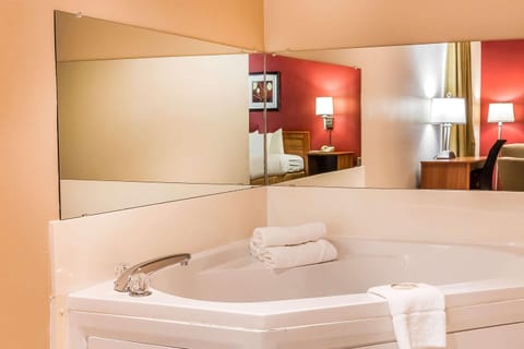 Suite, 1 King Bed, Non Smoking | Premium bedding, in-room safe, desk, blackout drapes