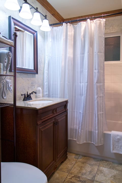 #6 Barn Board Premium Suite (No Dogs Allowed) | Bathroom | Combined shower/tub, free toiletries, hair dryer, towels