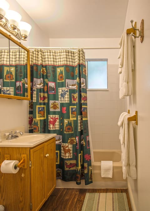 Superior Suite #8 | Bathroom | Combined shower/tub, free toiletries, hair dryer, towels